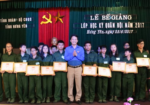Ảnh: Các đ/c Doãn Thế Dương – Phó Bí thư Tỉnh đoàn Hưng Yên trao chứng nhận cho các chiến sỹ Lớp học kỳ quân đội tỉnh Hưng Yên năm 2017
